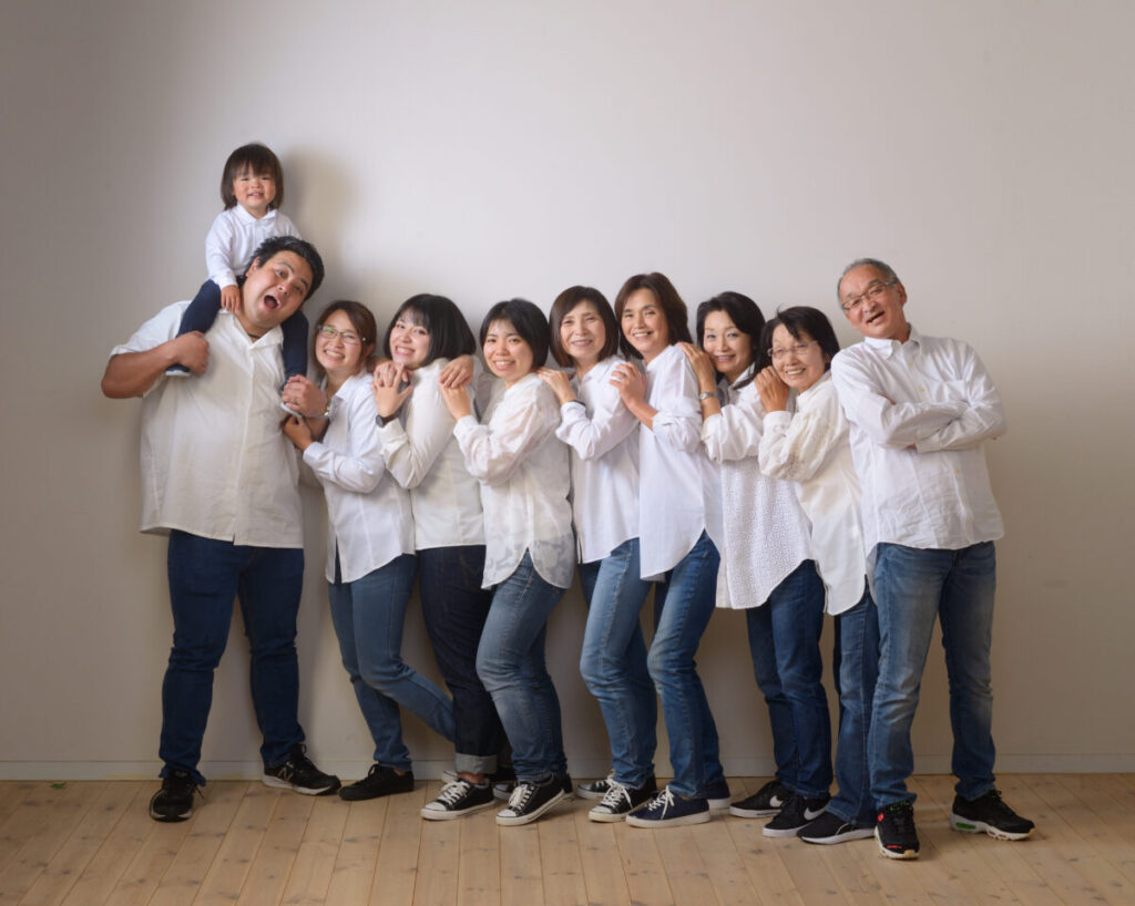 家族の絆賞
　第２部【群像写真】優秀賞（４）
『 母と姉妹と娘と姪と夫 』
市川薫（茨城県）
